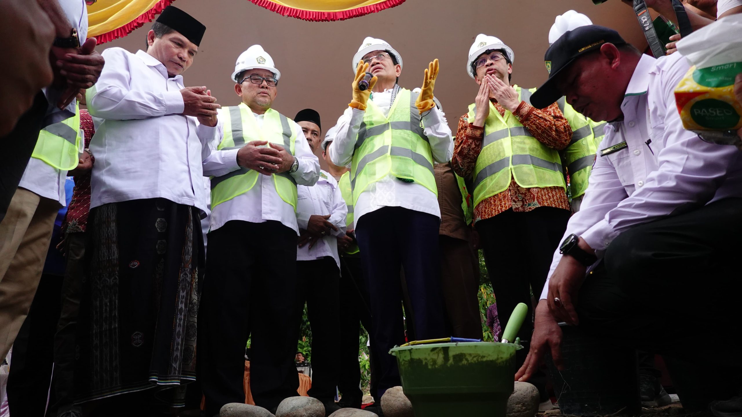 Tunaikan Janji Pascabencana, Menag Letakkan Batu Pertama Pembangunan MIN 5 Pidie Jaya