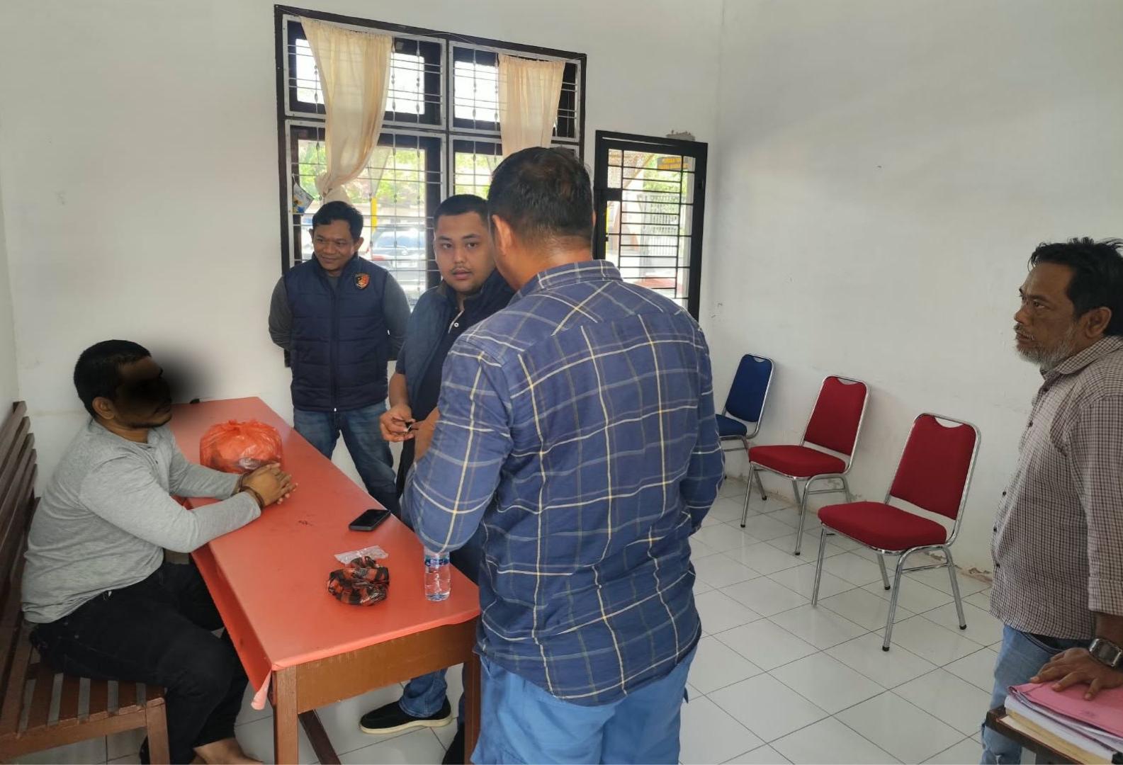 Polisi Serahkan Tersangka Pengancaman dan Pemerasan di Bukit Lamreh ke Kejari Aceh Besar Polisi Serahkan Tersangka Pengancaman dan Pemerasan di Bukit Lamreh ke Kejari Aceh Besar