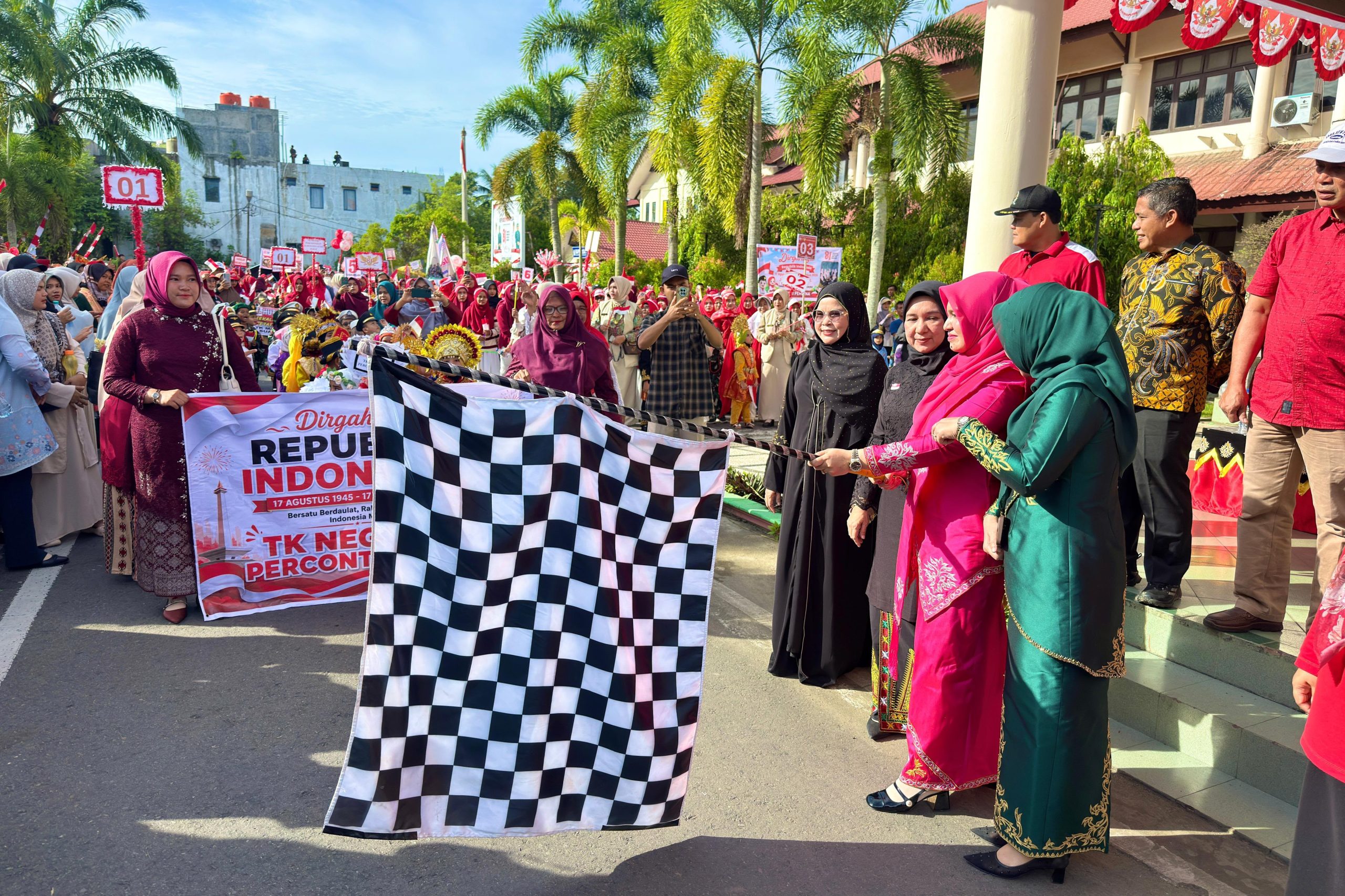 77 Sekolah Ikuti Karnaval Budaya HUT RI Ke-81 di Aceh Barat 77 Sekolah Ikuti Karnaval Budaya HUT RI Ke-81 di Aceh Barat