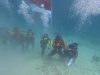 Personel Polres Simeulue Kibarkan Bendera Merah Putih di Bawah Laut
