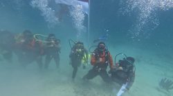 Personel Polres Simeulue Kibarkan Bendera Merah Putih di Bawah Laut