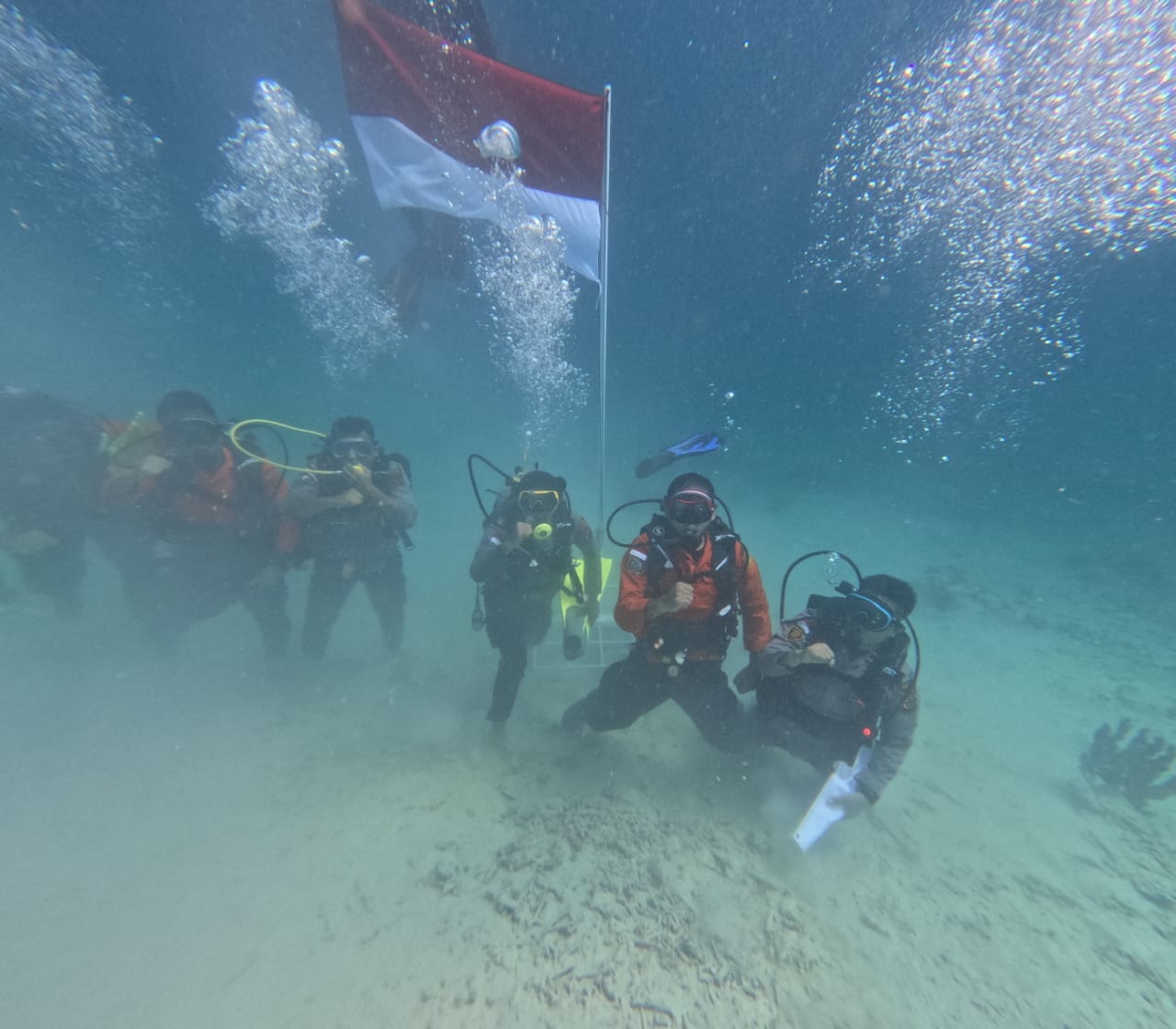 Personel Polres Simeulue Kibarkan Bendera Merah Putih di Bawah Laut Personel Polres Simeulue Kibarkan Bendera Merah Putih di Bawah Laut