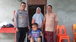 Kapolres Aceh Selatan Serahkan Kursi Roda untuk Anak Disabilitas di Sawang