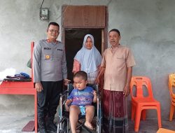 Kapolres Aceh Selatan Serahkan Kursi Roda untuk Anak Disabilitas di Sawang