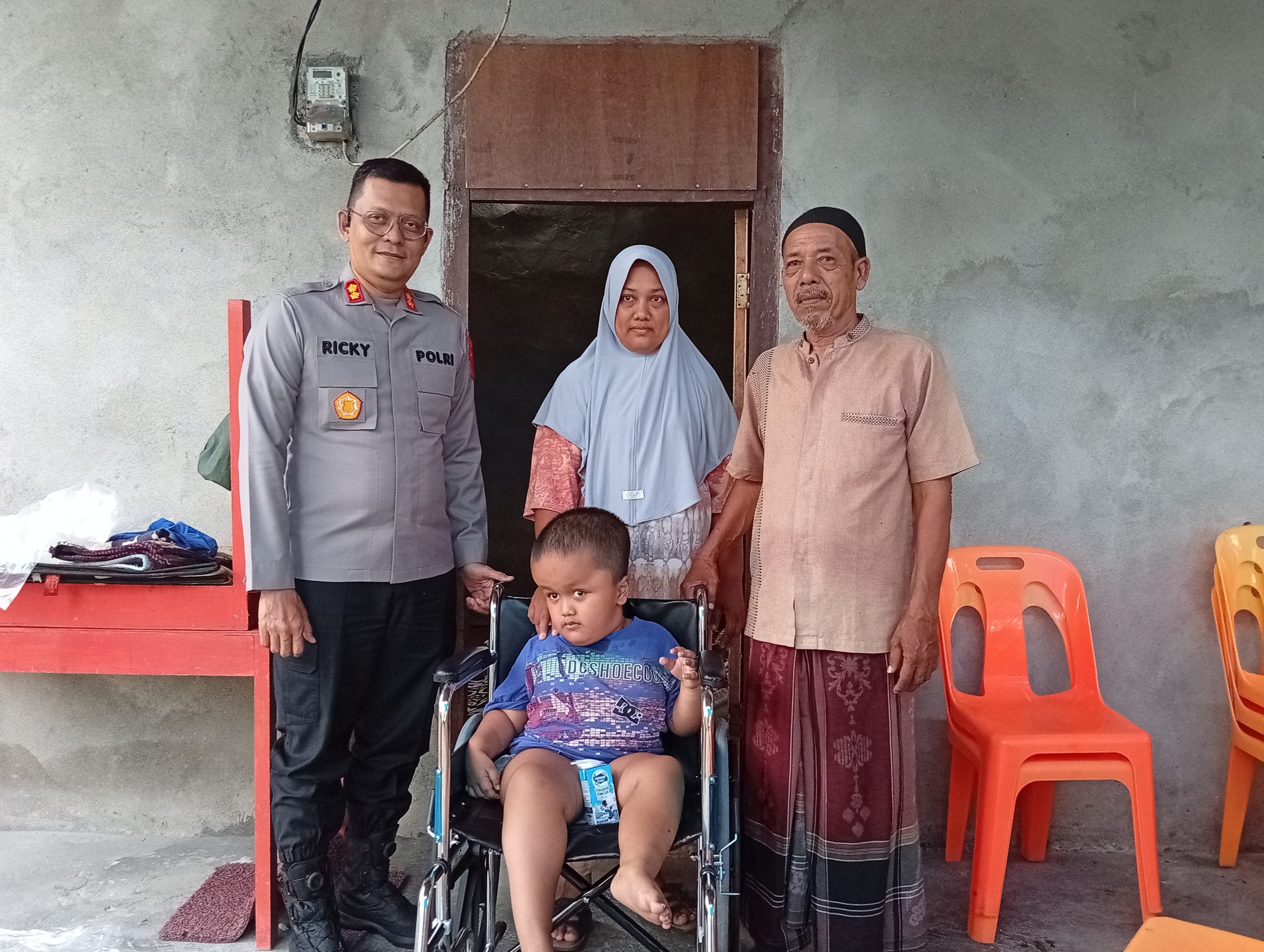 Kapolres Aceh Selatan Serahkan Kursi Roda untuk Anak Disabilitas di Sawang