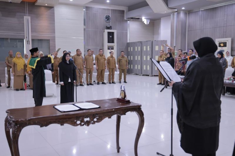 Wali Kota Banda Aceh Lantik dr. Emiralda sebagai Direktur RSUD Meuraxa Wali Kota Banda Aceh Lantik dr. Emiralda sebagai Direktur RSUD Meuraxa