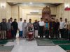 Baitul Mal Banda Aceh Santuni Mualaf yang Baru Bersyahadat di Gampong Panteriek