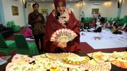 Dekranasda Banda Aceh Dorong Pengembangan Kerajinan Lokal melalui Pelatihan Kipas Bambu Dekranasda Banda Aceh Dorong Pengembangan Kerajinan Lokal melalui Pelatihan Kipas Bambu
