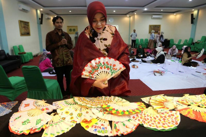 Dekranasda Banda Aceh Dorong Pengembangan Kerajinan Lokal melalui Pelatihan Kipas Bambu Dekranasda Banda Aceh Dorong Pengembangan Kerajinan Lokal melalui Pelatihan Kipas Bambu