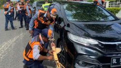 Dishub Banda Aceh Gembok 10 Mobil yang Parkir di Badan Jalan