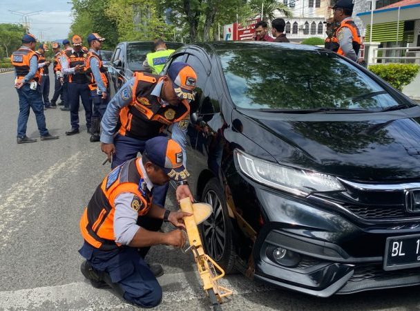 Dishub Banda Aceh Gembok 10 Mobil yang Parkir di Badan Jalan Dishub Banda Aceh Gembok 10 Mobil yang Parkir di Badan Jalan