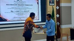 Bupati Simeulue Terima Pemulihan Keuangan Negara Rp1,06 Miliar dari Kejari Bupati Simeulue Terima Pemulihan Keuangan Negara Rp1,06 Miliar dari Kejari