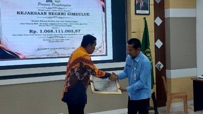 Bupati Simeulue Terima Pemulihan Keuangan Negara Rp1,06 Miliar dari Kejari