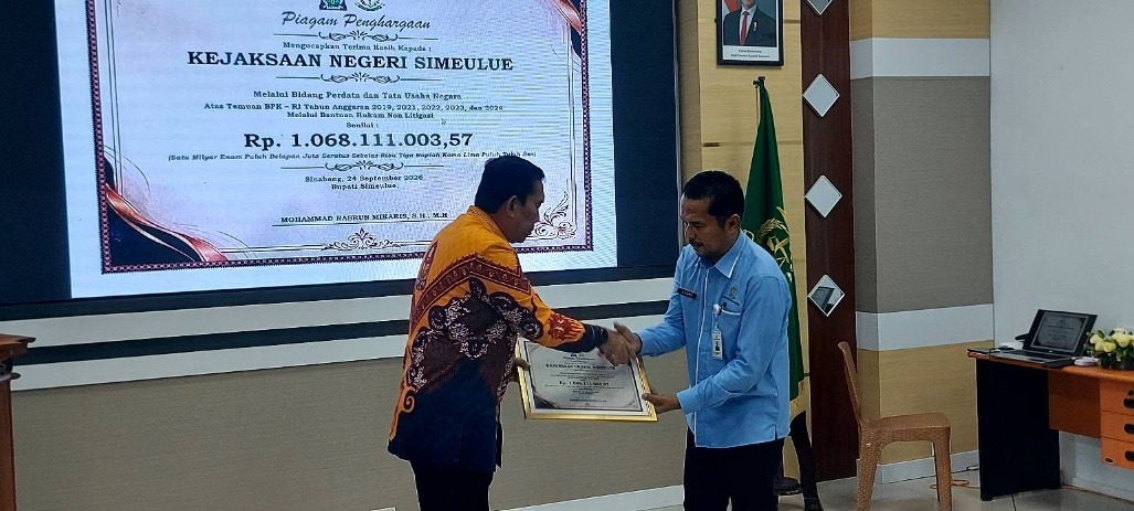 Bupati Simeulue Terima Pemulihan Keuangan Negara Rp1,06 Miliar dari Kejari Bupati Simeulue Terima Pemulihan Keuangan Negara Rp1,06 Miliar dari Kejari