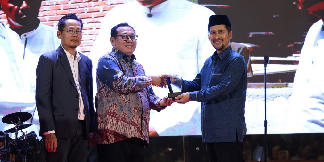 Wagub Aceh Fadhlullah Raih SMSI Aceh Awards 2026 sebagai Tokoh Penguat Ekonomi Syariah Wagub Aceh Fadhlullah Raih SMSI Aceh Awards 2026 sebagai Tokoh Penguat Ekonomi Syariah