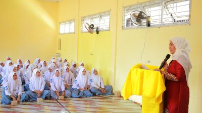 Dekranasda Aceh Barat Masuk Sekolah, Dorong Pelajar Kembangkan Kerajinan Eceng Gondok