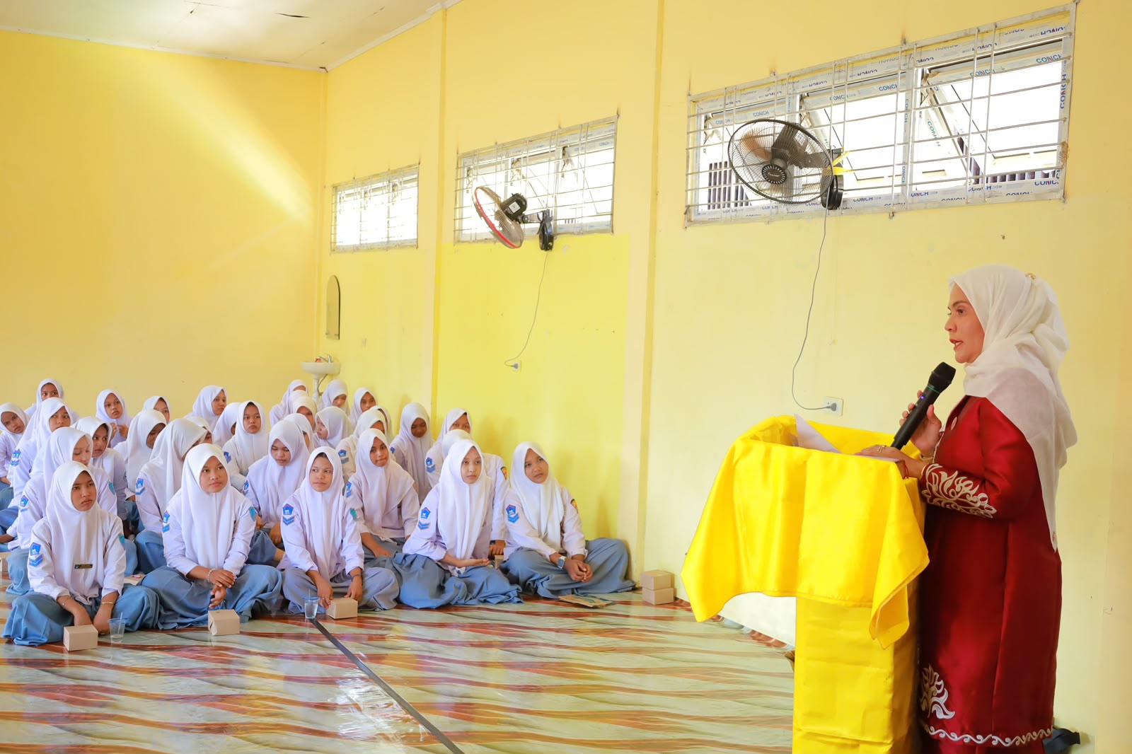 Dekranasda Aceh Barat Masuk Sekolah, Dorong Pelajar Kembangkan Kerajinan Eceng Gondok
