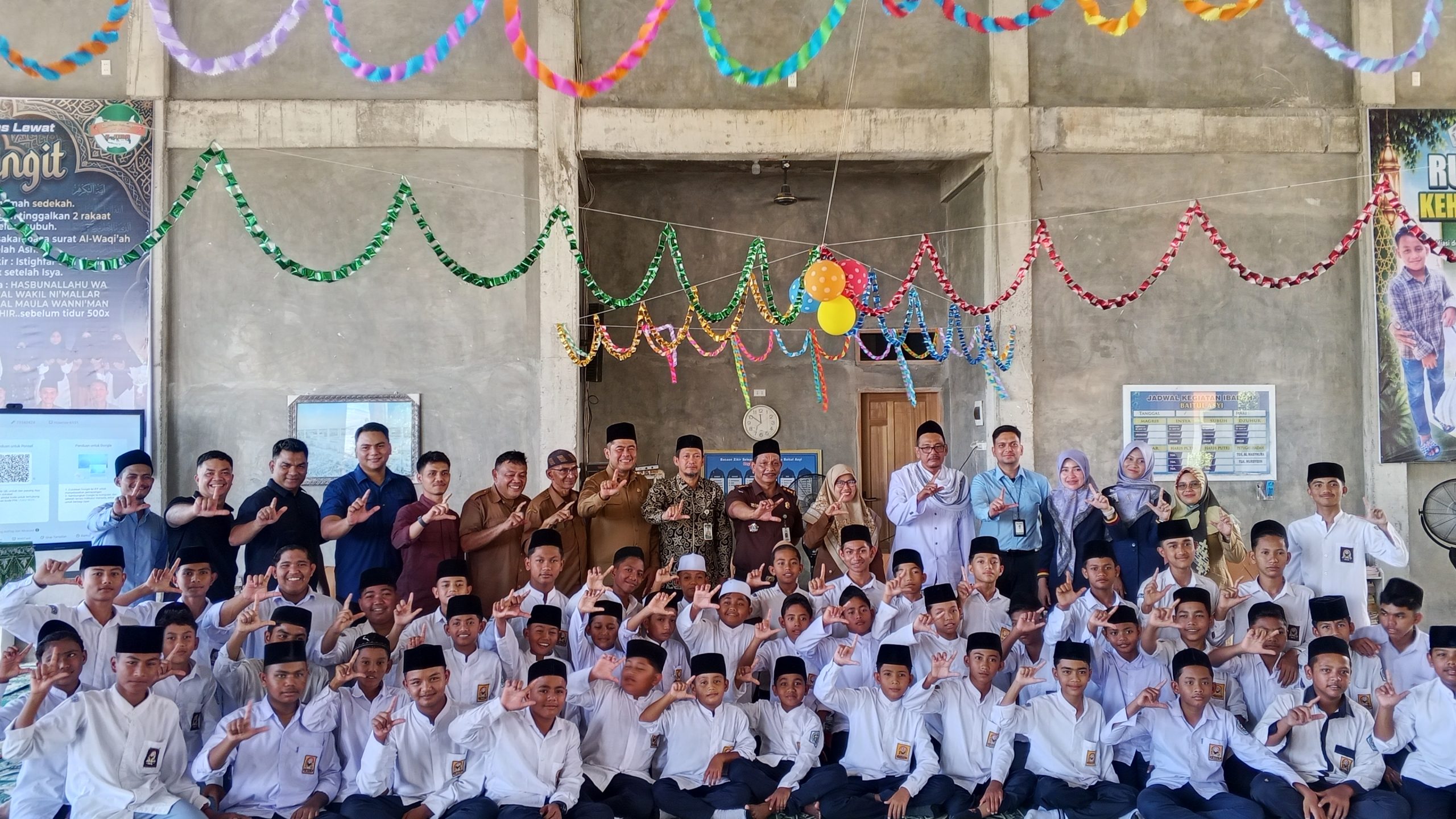 Kejati Aceh Gelar Jaksa Masuk Dayah, Bekali Santri Pemahaman Hukum dan Literasi Keuangan Kejati Aceh Gelar Jaksa Masuk Dayah, Bekali Santri Pemahaman Hukum dan Literasi Keuangan
