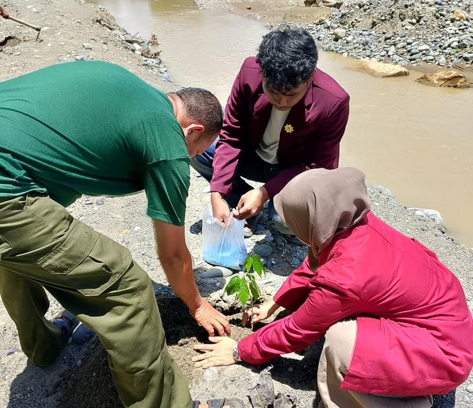 IMM Aceh Barat Hijaukan Pinggiran Sungai Gampong Jambak Lewat Green Action