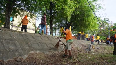 Polresta Banda Aceh dan Pasukan Oranye Bersihkan Pinggiran Krueng Aceh