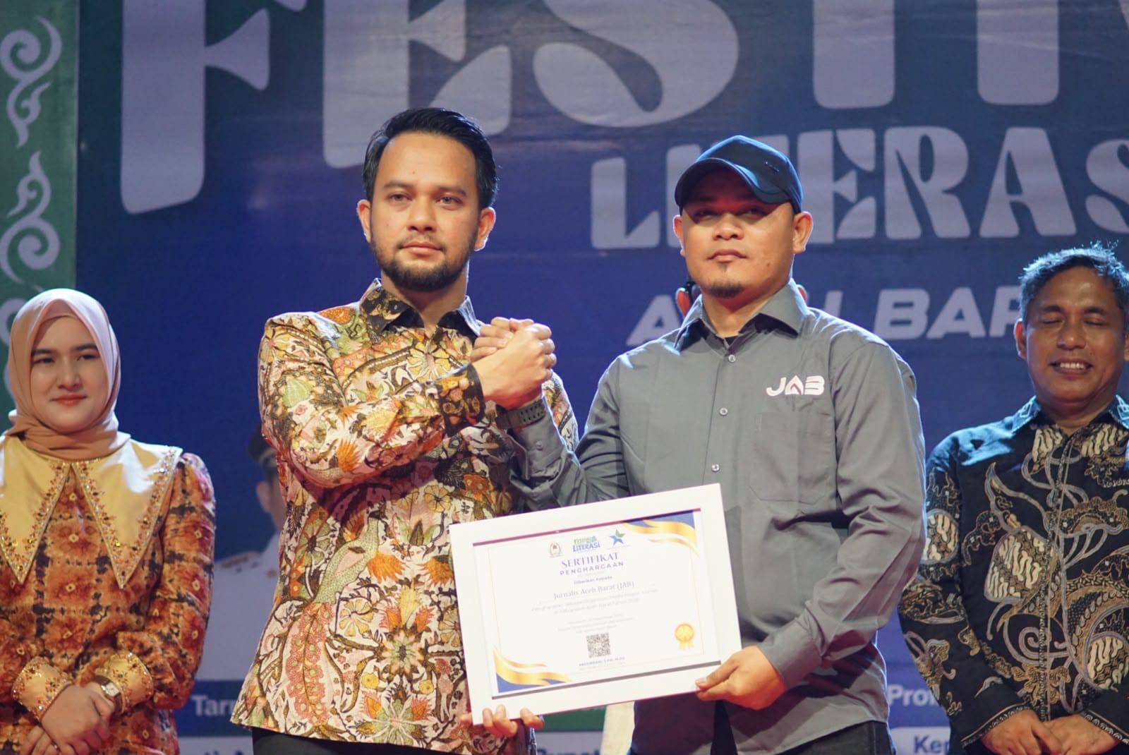 Wabup Said Fadhiel Serahkan Penghargaan Penggiat Literasi kepada Sekber JAB