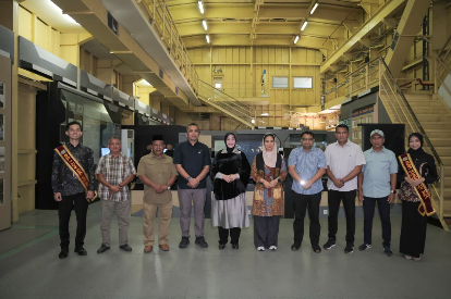 Wali Kota Illiza Dampingi Wamenpar Kunjungi Museum PLTD Apung Wali Kota Illiza Dampingi Wamenpar Kunjungi Museum PLTD Apung
