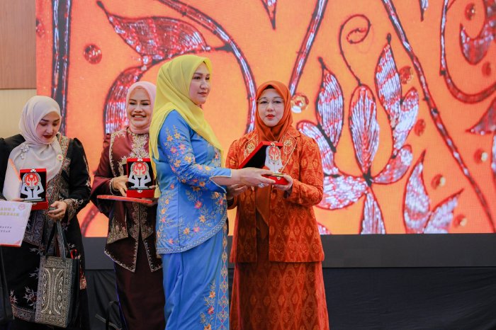 Dekranasda Aceh Besar Raih Juara I Galeri Terbaik se-Aceh Dekranasda Aceh Besar Raih Juara I Galeri Terbaik se-Aceh
