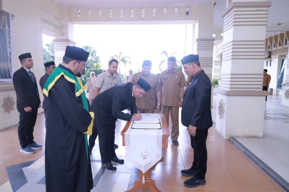 Lantik 8 Pejabat JPT Pratama, Bupati Aceh Besar Tekankan Optimalisasi Pelayanan Publik Lantik 8 Pejabat JPT Pratama, Bupati Aceh Besar Tekankan Optimalisasi Pelayanan Publik