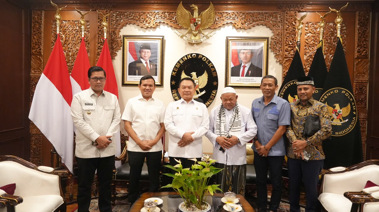 Abang Samalanga Temui Menko Polkam, Bahas Revisi UUPA dan Status Lapangan Blang Padang
