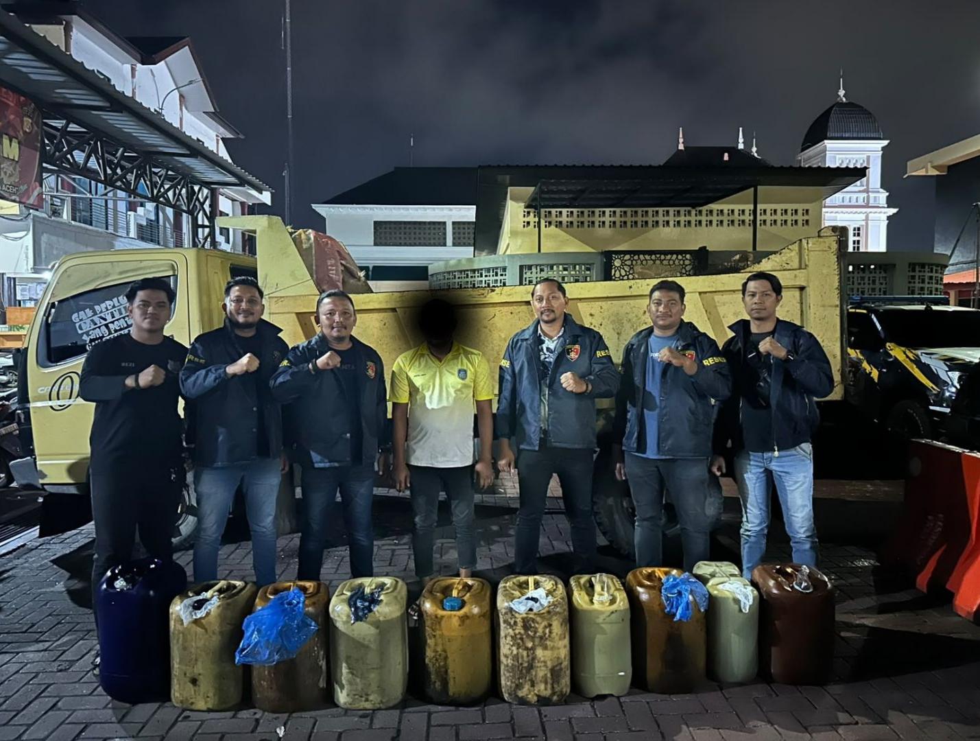 Diduga Selewengkan Solar Subsidi, Sopir Dump Truck di Aceh Besar Terancam 6 Tahun Penjara Diduga Selewengkan Solar Subsidi, Sopir Dump Truck di Aceh Besar Terancam 6 Tahun Penjara