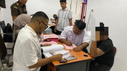 Kejari Banda Aceh Terima Tersangka dan Barang Bukti Kasus Dugaan Penyalahgunaan BBM Bersubsidi Kejari Banda Aceh Terima Tersangka dan Barang Bukti Kasus Dugaan Penyalahgunaan BBM Bersubsidi