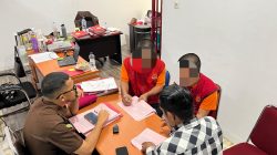 Kejari Banda Aceh Terima Dua Tersangka Kasus Dugaan Penyalahgunaan BBM Bersubsidi Kejari Banda Aceh Terima Dua Tersangka Kasus Dugaan Penyalahgunaan BBM Bersubsidi
