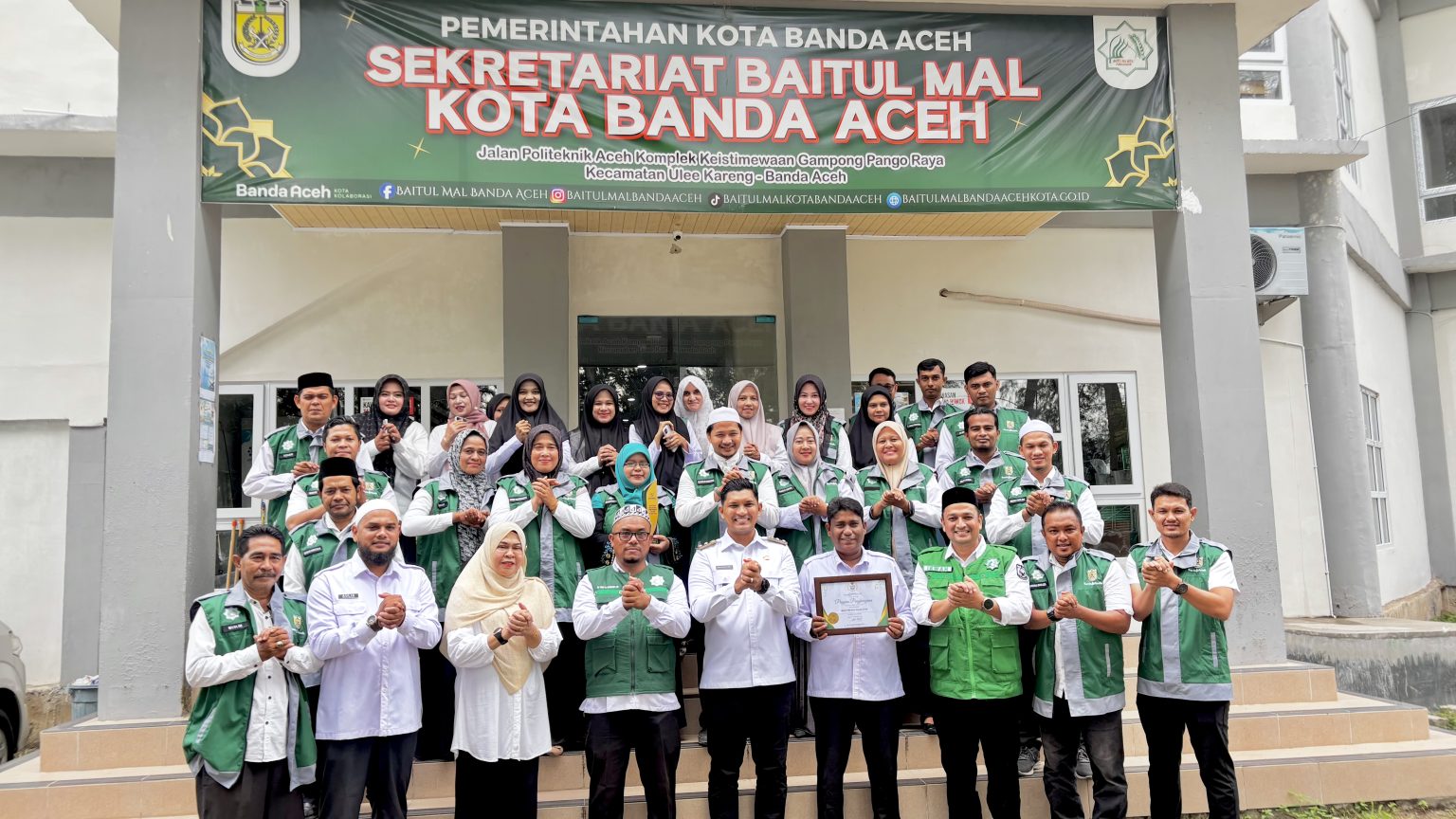 Wakil Wali Kota Banda Aceh Lepas Petugas Survei Calon Penerima Bantuan Rumah Layak Huni Wakil Wali Kota Banda Aceh Lepas Petugas Survei Calon Penerima Bantuan Rumah Layak Huni