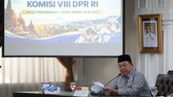 Guru Agama Sudah Mengabdi Puluhan Tahun, Gajinya Hanya 300ribu Per Bulan Guru Agama Sudah Mengabdi Puluhan Tahun, Gajinya Hanya 300ribu Per Bulan